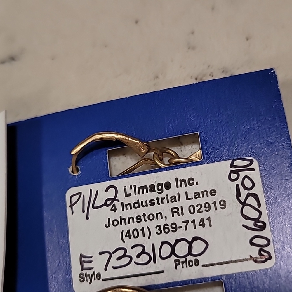 BNWT gold earrings - Picture 3 of 3
